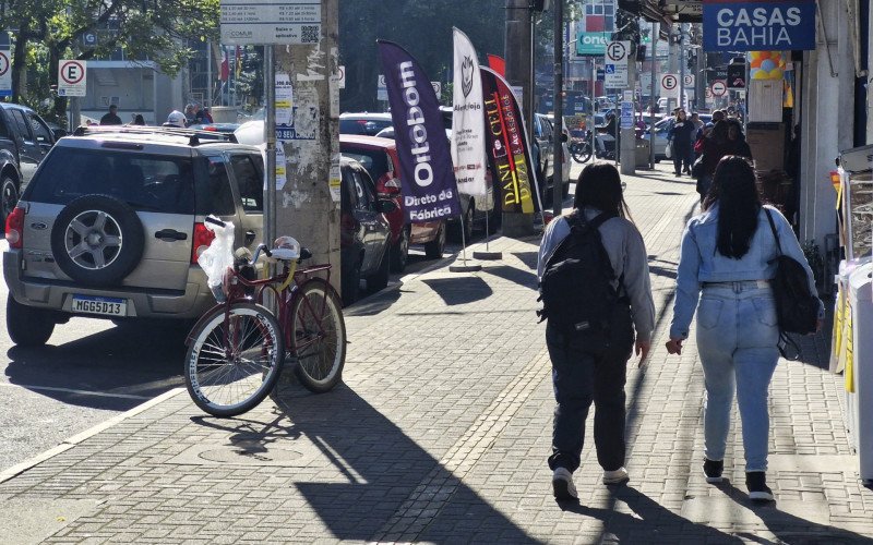 Hoje, calçadas como as do Centro de Novo Hamburgo misturam postes, placas e mobiliário que reduzem a área de passagem. | abc+