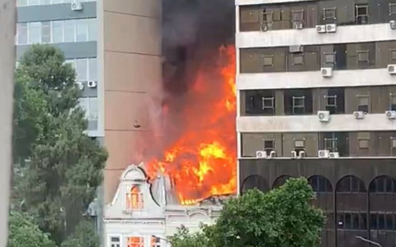 Incêndio atinge estrutura no Centro Histórico e mobiliza bombeiros em Porto Alegre | abc+