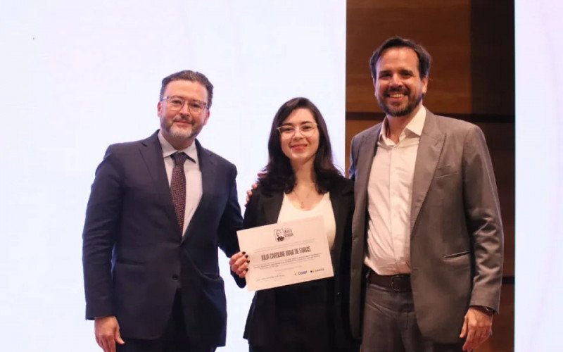 Júlia recebendo a premiação durante a cerimônia nacional em Brasília nesta terça-feira | abc+