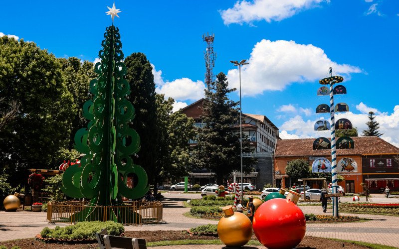 Árvore de 12 metros na decoração da Magia do Natal, em Nova Petrópolis