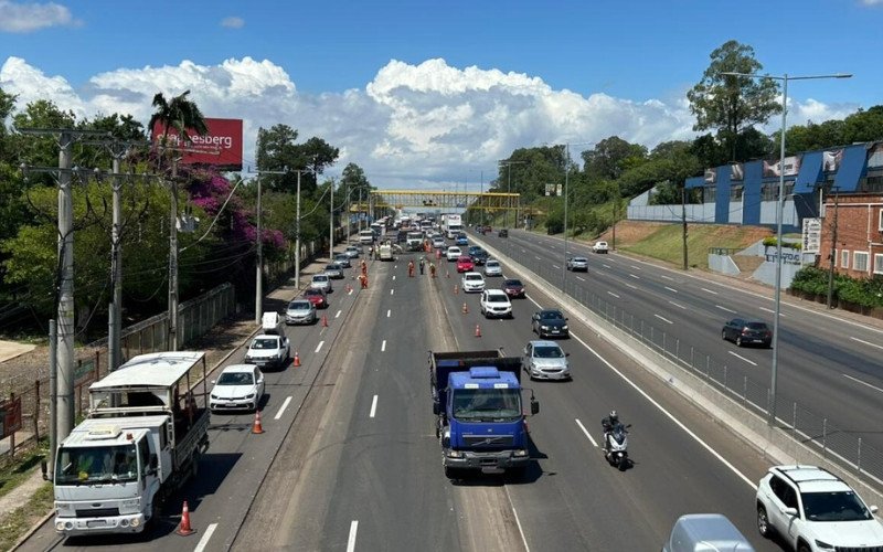 trânsito está lento e congestionado na BR-116, no sentido capital–interior, entre os viaduto de Sapucaia e Unisinos, nesta quarta-feira
