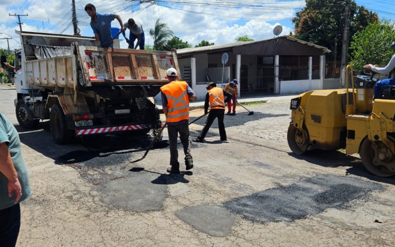 Rua João Arthur Koche, bairro Santos Dumont, recebeu equipe nesta quarta; secretário Tarzan acompanhou ação