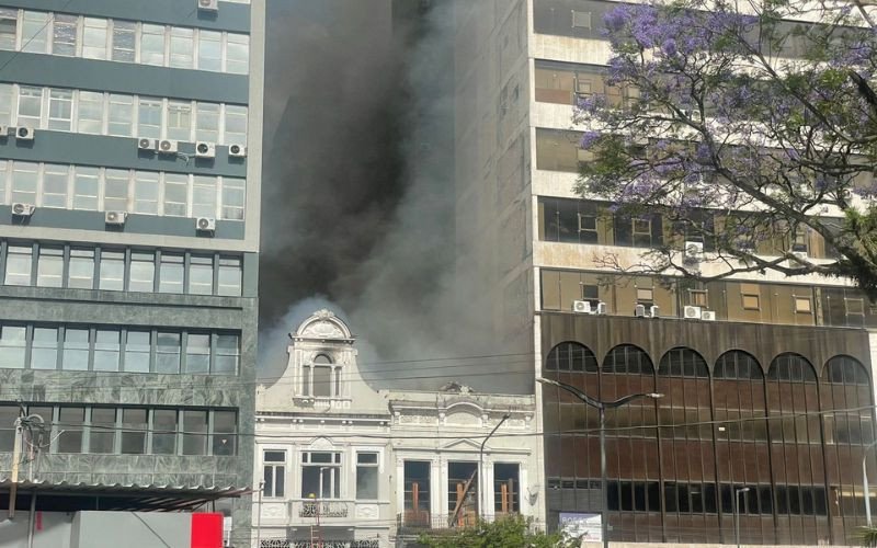 Incêndio atinge estrutura no Centro Histórico e mobiliza bombeiros em Porto Alegre