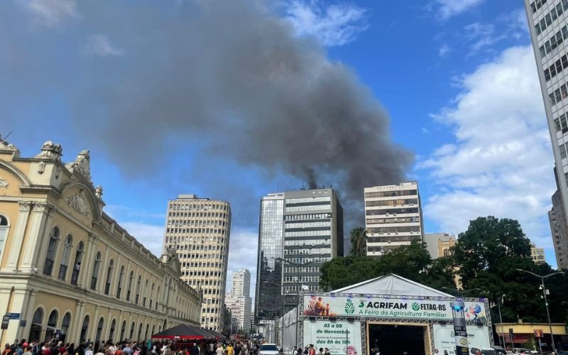 Incêndio atinge estrutura no Centro Histórico e mobiliza bombeiros em Porto Alegre