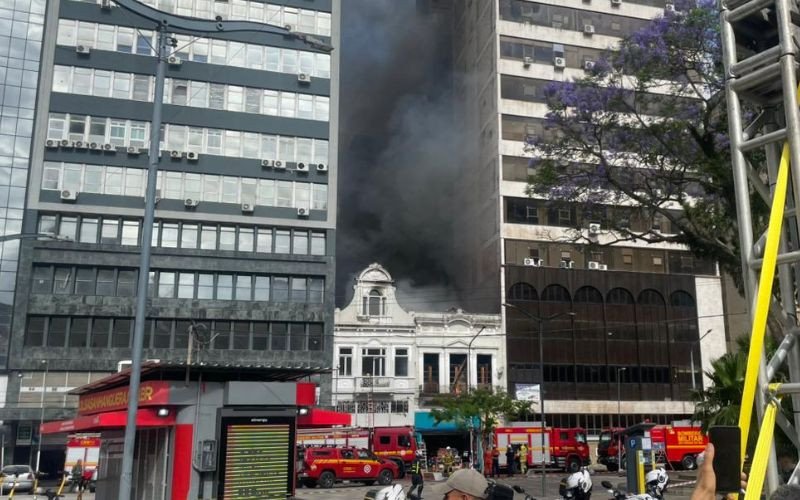 Incêndio atinge estrutura no Centro Histórico e mobiliza bombeiros em Porto Alegre