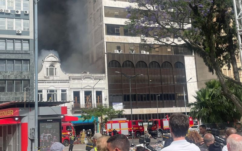 Ao menos 20 pessoas precisam ser atendidas após incêndio no Centro Histórico de Porto Alegre | abc+