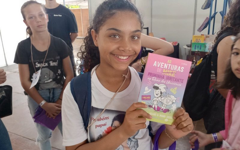 A aluna Dâmaris Rebeca pesquisou bastante para encontrar o livro que queria