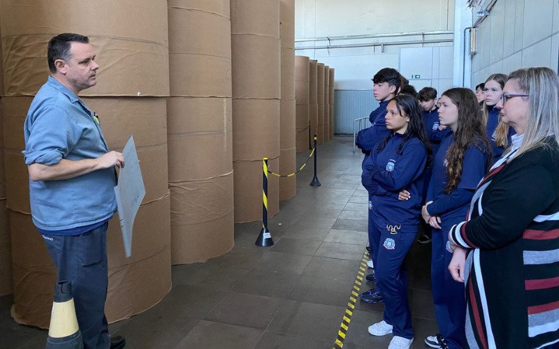 Alunos da Emef Marcos Silvano Vieira em visita ao Grupo Sinos