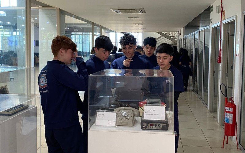 Alunos da Emef Marcos Silvano Vieira em visita ao Grupo Sinos