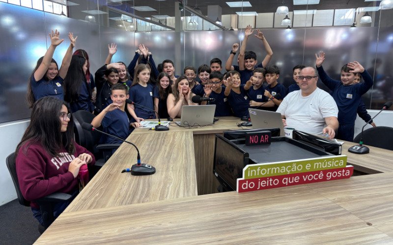 Alunos da Emef Lúcia Mosmann em visita ao Grupo Sinos