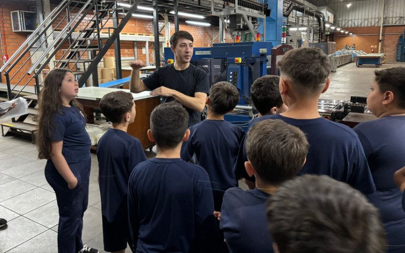 Alunos da Emef Lúcia Mosmann em visita ao Grupo Sinos