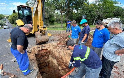 Após meses de reclamações e forte odor, Prefeitura inicia trabalho para solucionar esgoto a céu aberto