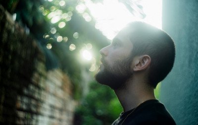 Cantor canoense Paulo Freitas conquista premiação com o single "Andorinha"