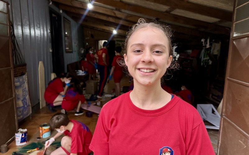 Iasmin Brando tem 12 anos e é bombeira mirim