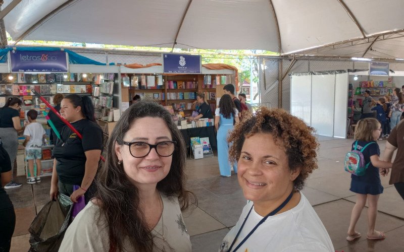 As professoras Marcia Teresinha e Juliana Sabino acreditam que a Feira proporciona contato aos livros