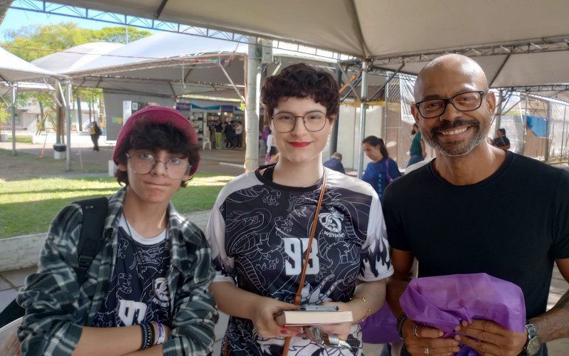 Os alunos Vinicius Fraga, Amanda da Silva e o professor Carlos Pereira visitaram a Feira do Livro nesta quinta-feira 