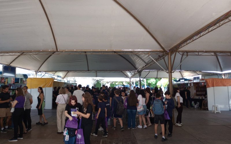 A terceira tarde da 39ª Feira do Livro de São Leopoldo recebeu alunos dos anos iniciais e finais da rede municipal