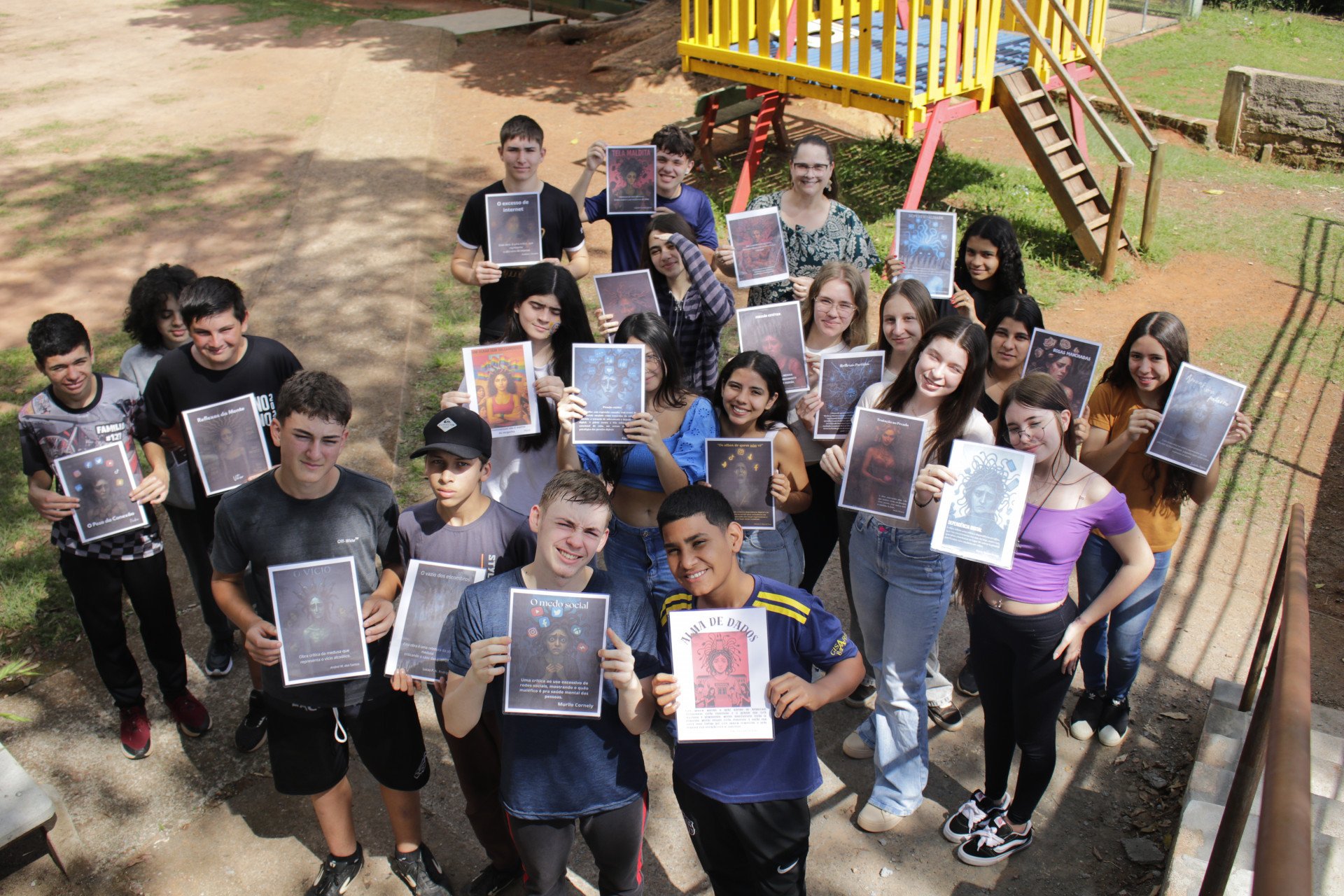 Turma do 9º ano com as criações em parceria com a IA | abc+