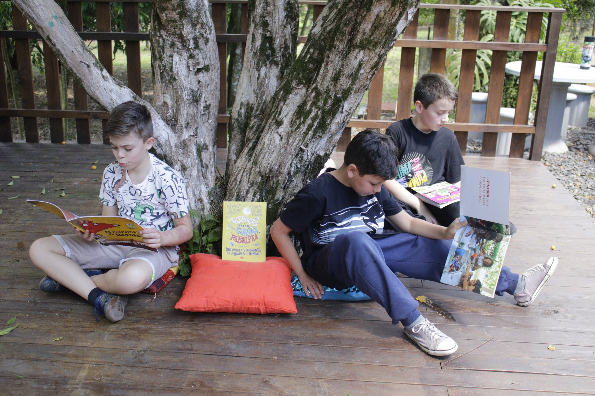 Deque no pátio permite leitura e atividades ao ar livre | abc+