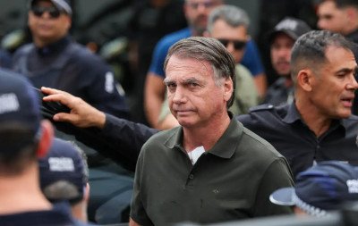 Bolsonaro estaria em "surto" e acreditou estar ouvindo vozes na tornozeleira, segundo aliados