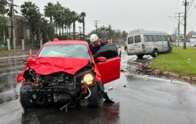 RS-240: Grave colisão entre van e carro deixa uma pessoa ferida em São Leopoldo