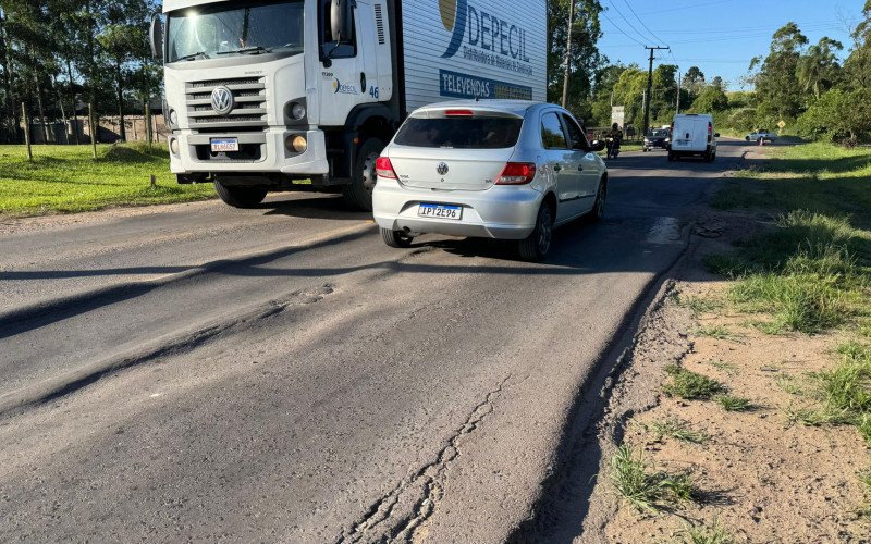 Motoristas precisam lidar com buracos, ondulações e pista estreita | abc+