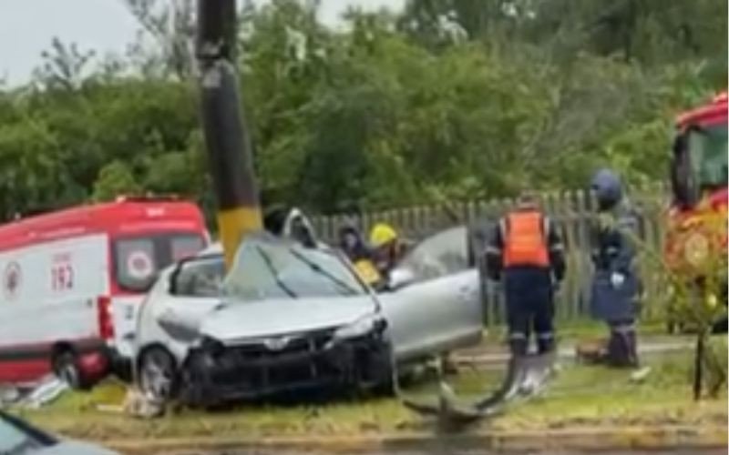Carro fica destruído ao bater em poste em São Leopoldo; mulher ficou presa às ferragens | abc+