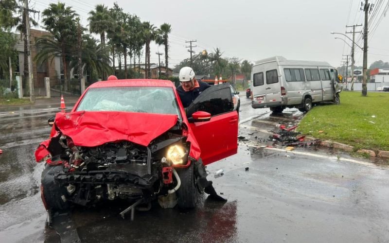 Colisão entre uma van e um carro deixou uma pessoa ferida e causa transtornos na RS-240