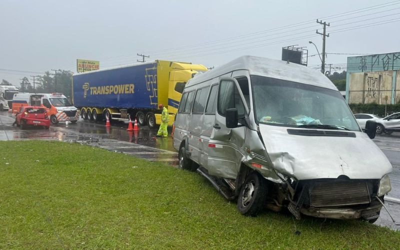 Colisão entre uma van e um carro deixou uma pessoa ferida e causa transtornos na RS-240