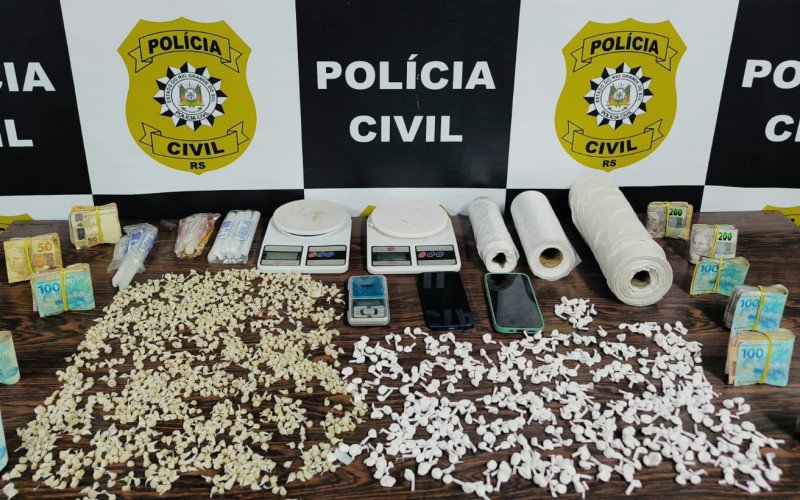 Porções de cocaína, crack e cerca de R$ 3 mil em dinheiro foram apreendidos na Operação Anomia