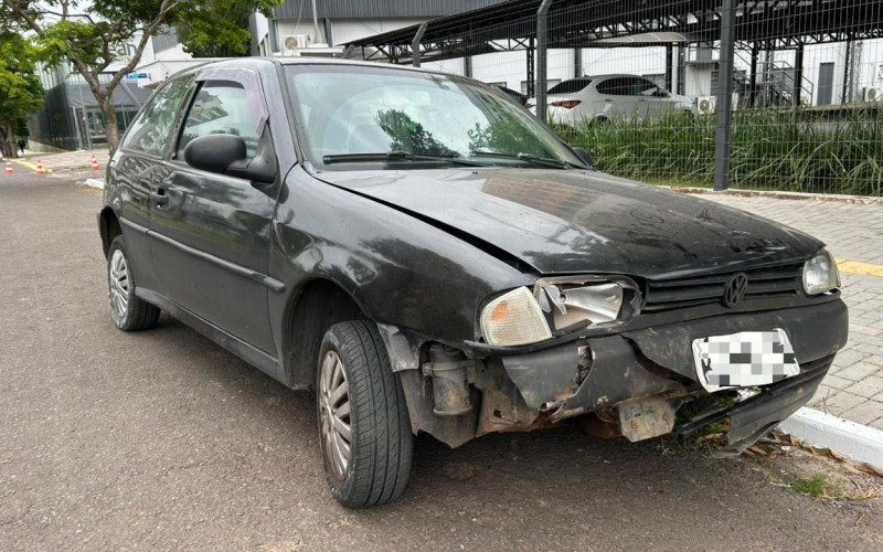 Carro batido e na contramão chama atenção de quem circula por movimentada rua de Novo Hamburgo | abc+