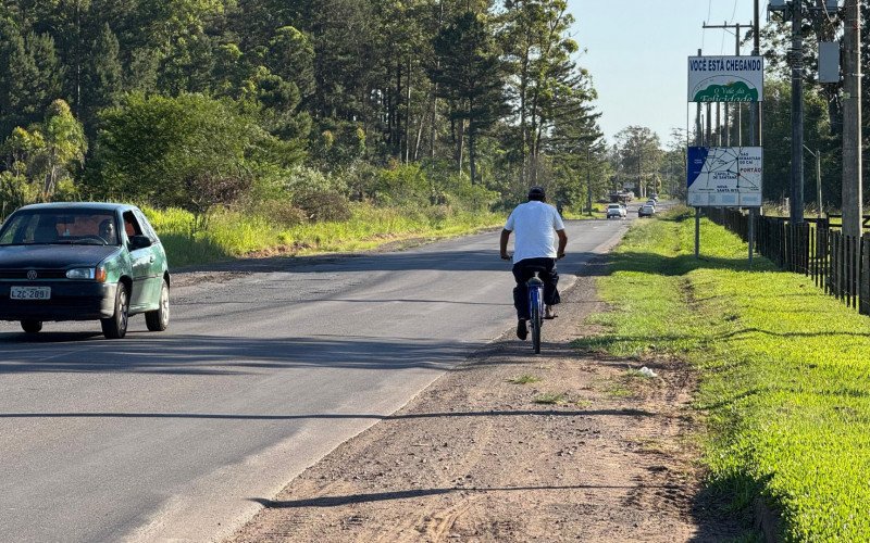 Ciclistas contam com pouco espaço às margens da via para circular