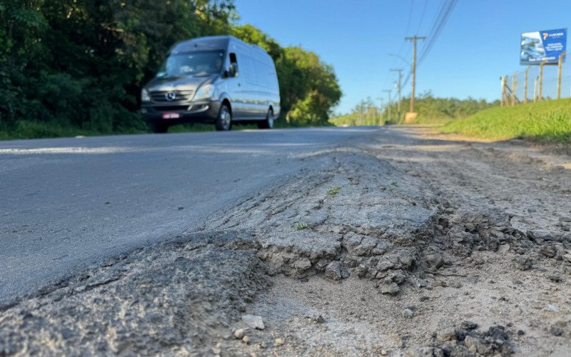 Motoristas precisa lidar com buracos e pista estreita
