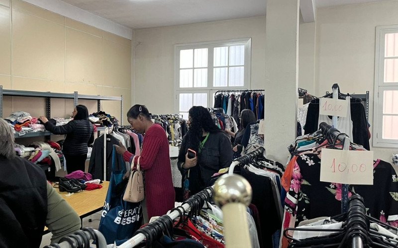 Brechó conta com diversos artigos de compra. | abc+