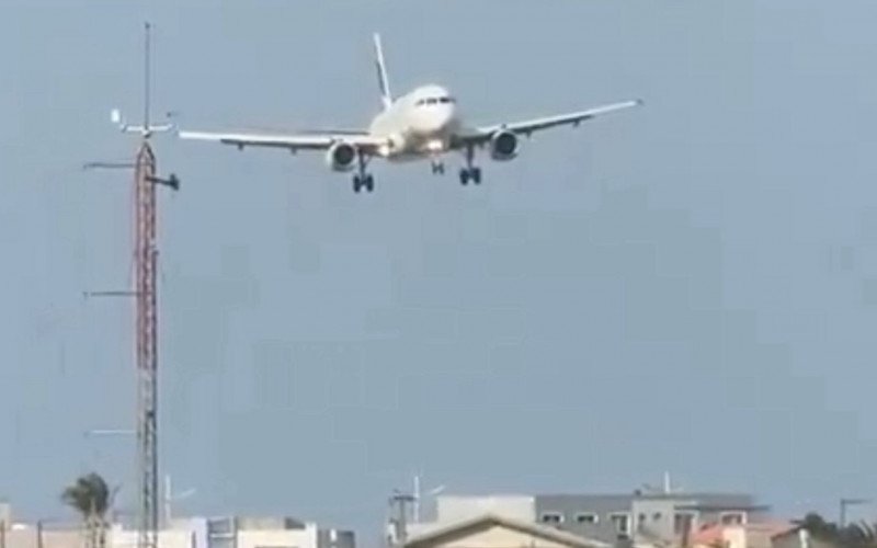 Avião da Latam faz aproximação de lado no Aeroporto de Navegantes, em Santa Catarina | abc+