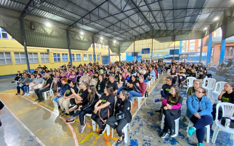 O evento, que reuniu mais de 300 docentes, foi realizado na Emef Gusmão Brito