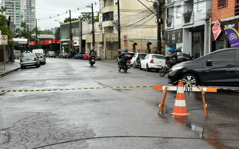 Incêndio em poste causa bloqueio no trânsito em Novo Hamburgo

