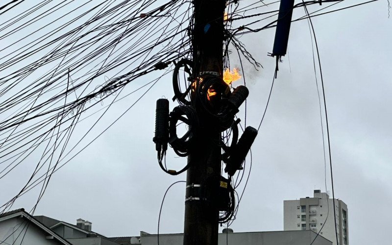 Incêndio em poste causa bloqueio no trânsito em Novo Hamburgo

