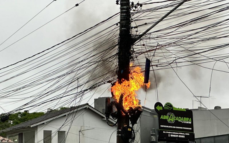 Incêndio em poste causa bloqueio no trânsito em Novo Hamburgo

