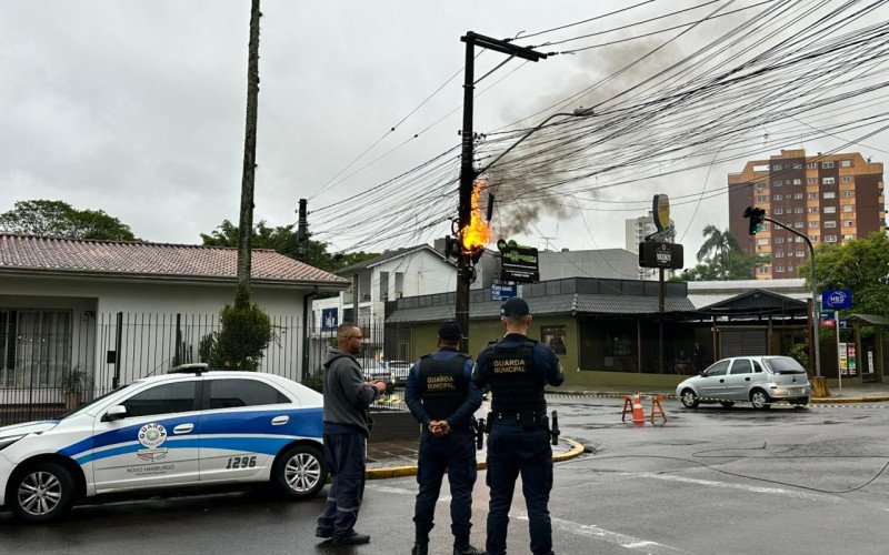 Incêndio em poste causa bloqueio no trânsito em Novo Hamburgo

