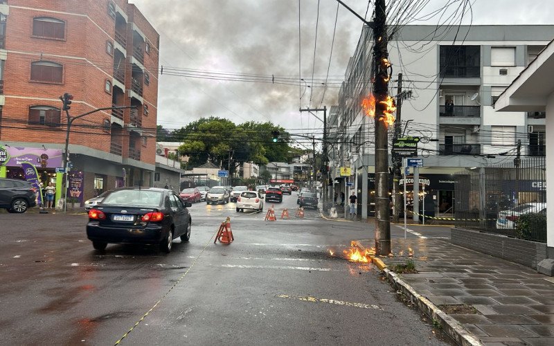 Incêndio em poste causa bloqueio no trânsito em Novo Hamburgo