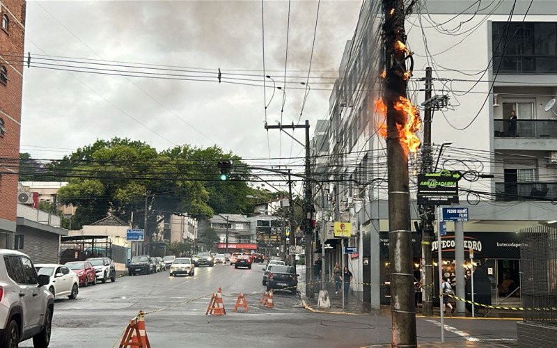 Incêndio em poste causa bloqueio no trânsito em Novo Hamburgo