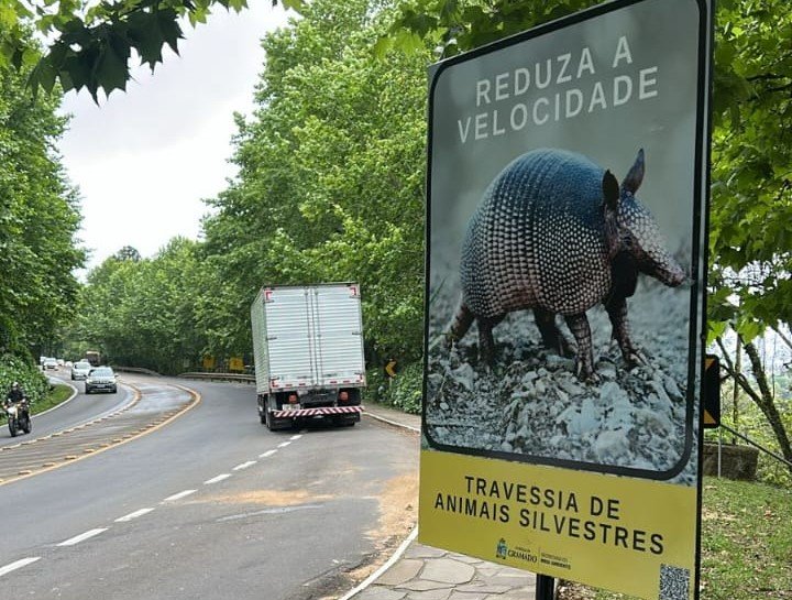 Placas foram instaladas em pontos estratégicos da cidade
