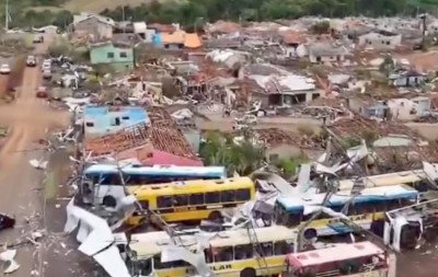 Drone mostra destruição em cidade do Paraná e Ratinho Júnior decreta estado de calamidade