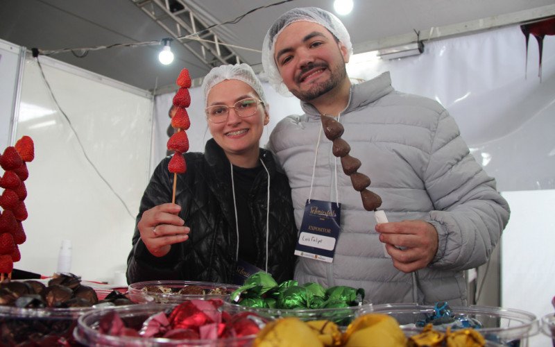 Luis Felipe e Bárbara comercializam trufas e morangos com chocolate