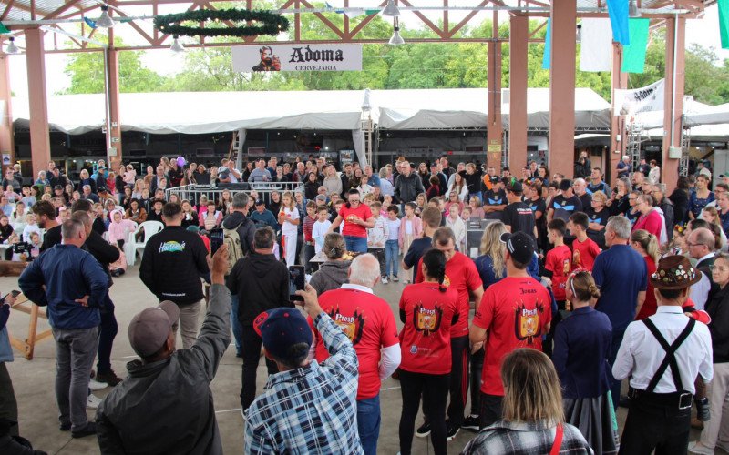 Jogos Germânicos marcam o sábado na 17ª Schmierfest em Presidente Lucena