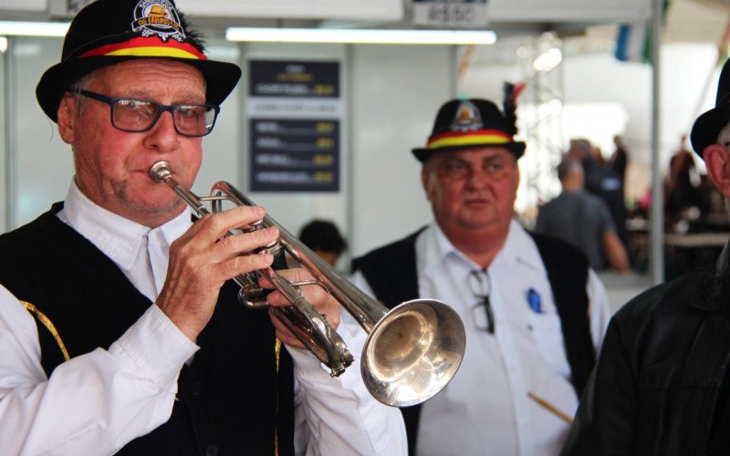 Bandinhas típicas fazem a música da festa