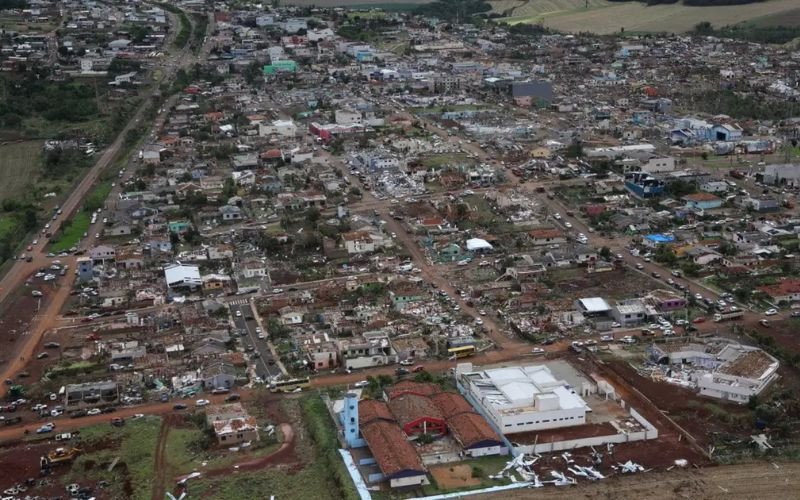Paraná decreta calamidade pública após tornado destruir cidade; imagens aéreas mostram dimensão dos estragos | abc+