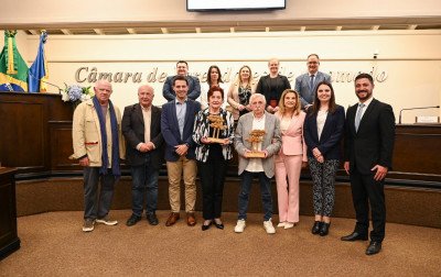 Responsável por abrir o primeiro restaurante de fondue em Gramado recebe homenagem por contribuição ao turismo
