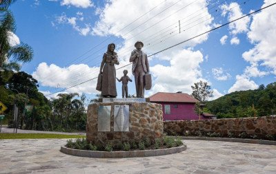 Monumento em homenagem aos 150 anos da imigração italiana é inaugurado no RS